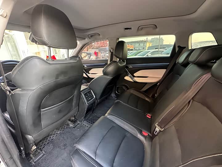 Фото 8 - Geely Atlas