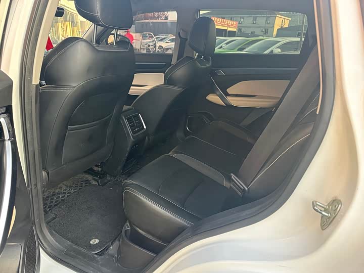 Фото 9 - Geely Atlas