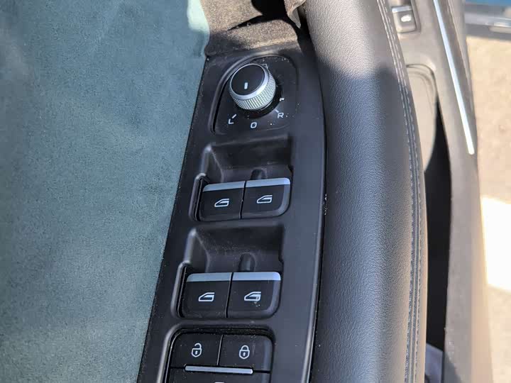 Фото 10 - Geely Monjaro