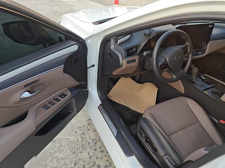 Фото 16 - Lexus ES