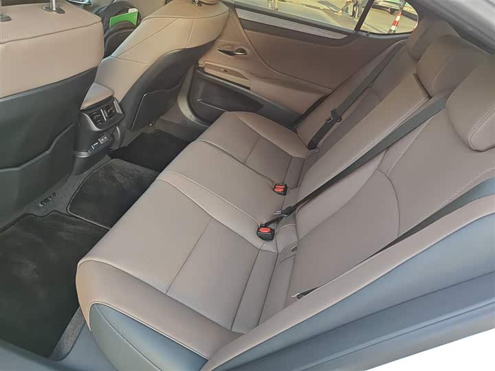 Фото 17 - Lexus ES