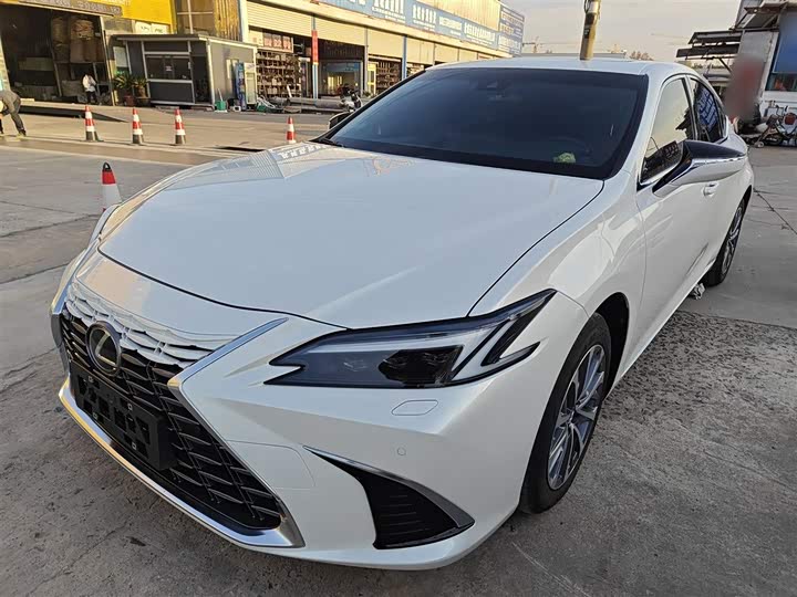 Фото 2 - Lexus ES