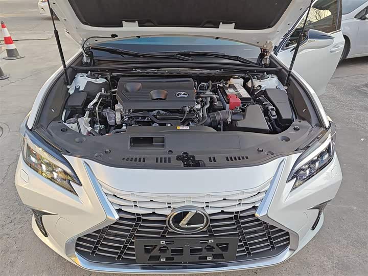 Фото 20 - Lexus ES