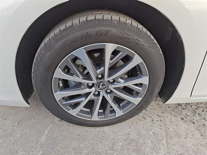 Фото 23 - Lexus ES