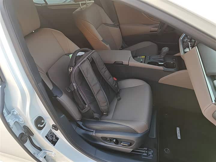 Фото 25 - Lexus ES