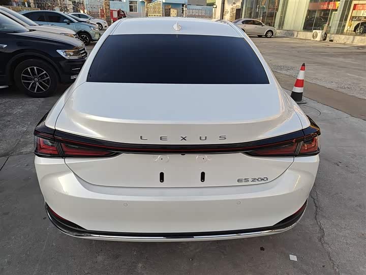 Фото 6 - Lexus ES