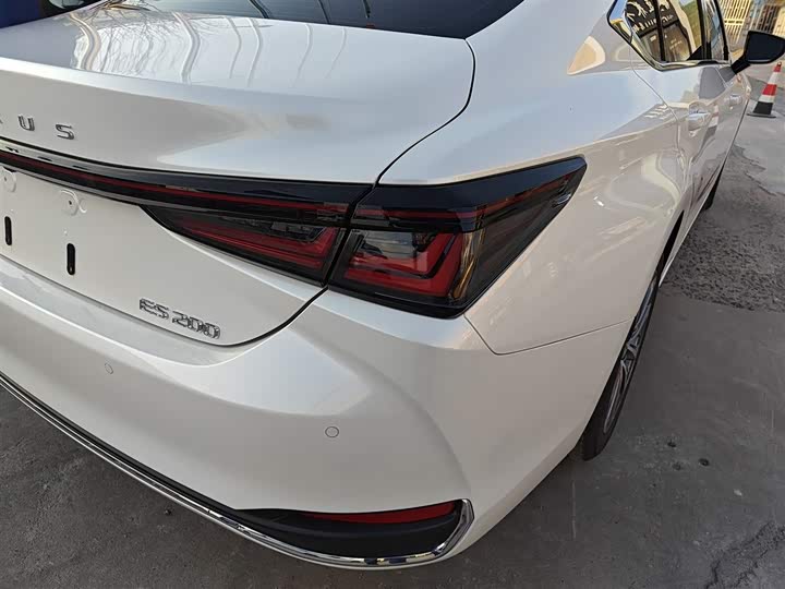 Фото 8 - Lexus ES