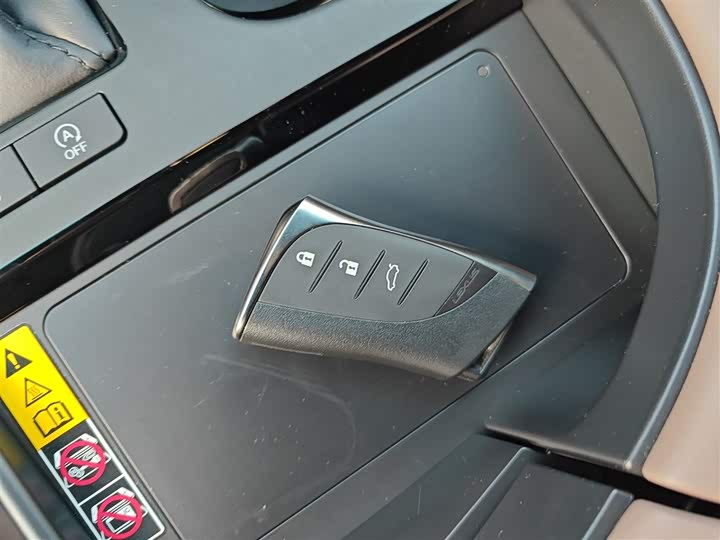 Фото 9 - Lexus ES