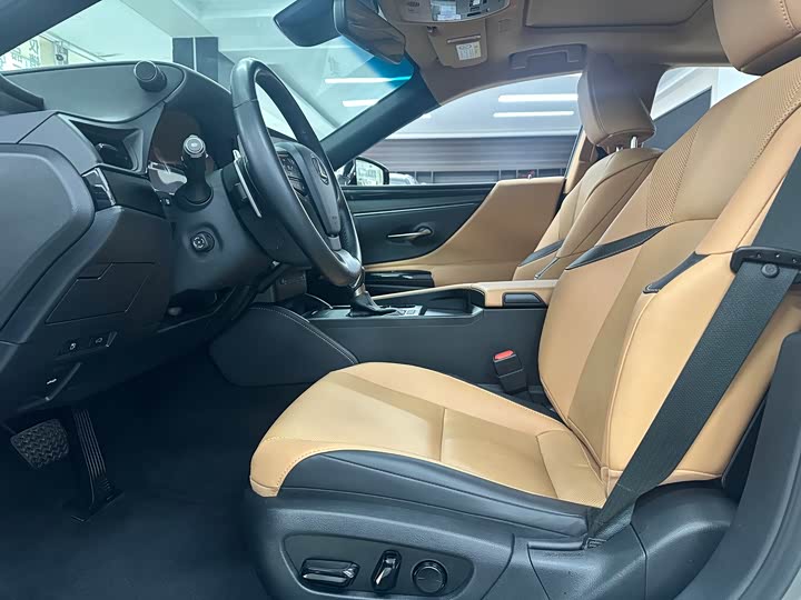 Фото 10 - Lexus ES