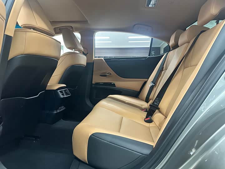 Фото 11 - Lexus ES