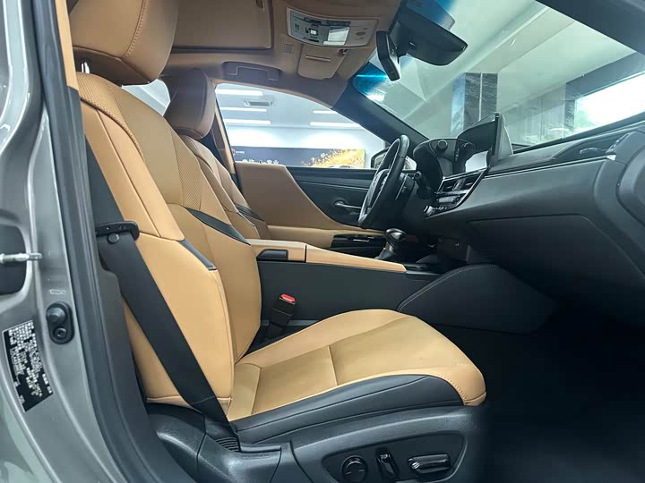 Фото 13 - Lexus ES