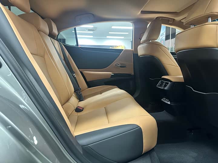 Фото 14 - Lexus ES