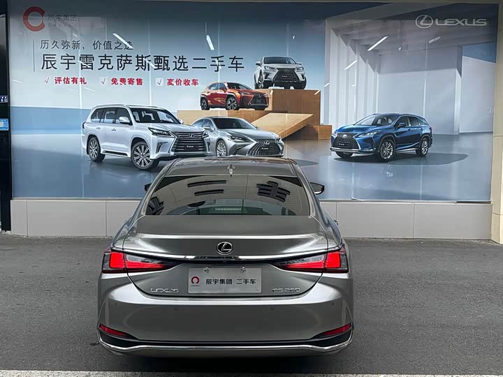 Фото 8 - Lexus ES