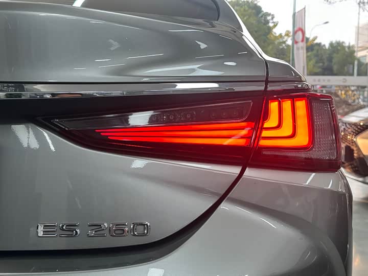 Фото 9 - Lexus ES