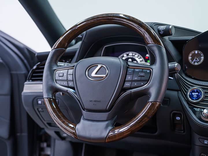 Фото 16 - Lexus LS