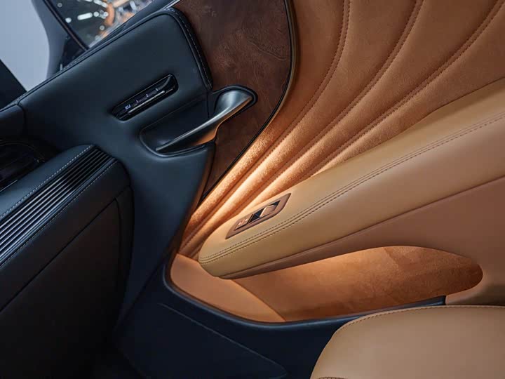 Фото 19 - Lexus LS