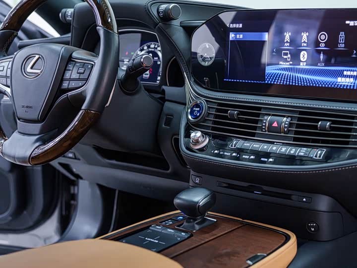 Фото 22 - Lexus LS