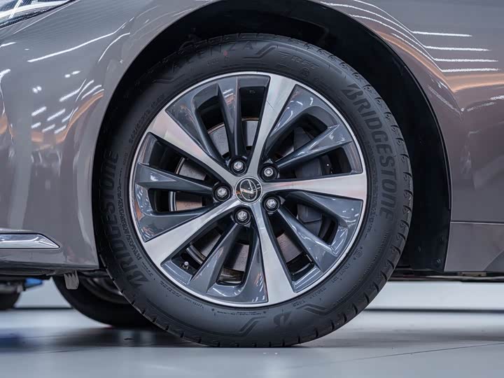 Фото 7 - Lexus LS