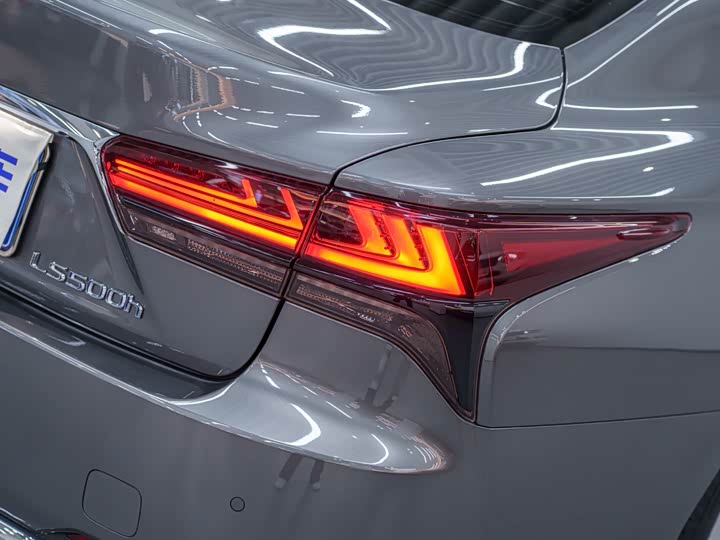 Фото 9 - Lexus LS