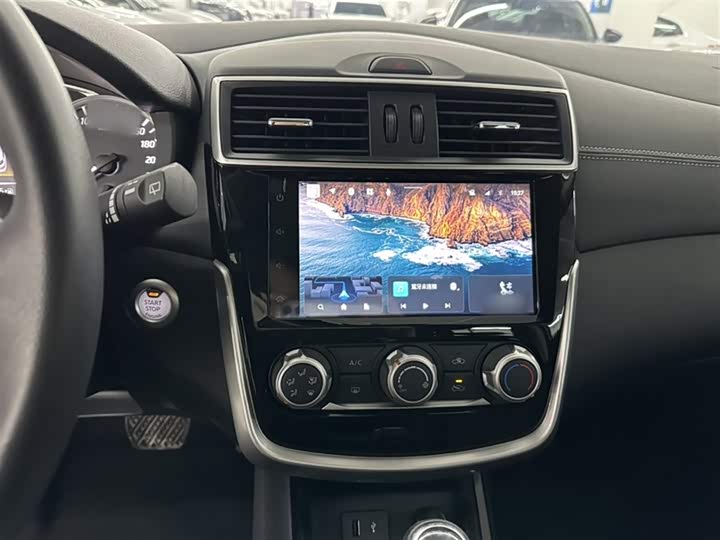 Фото 17 - Nissan Tiida