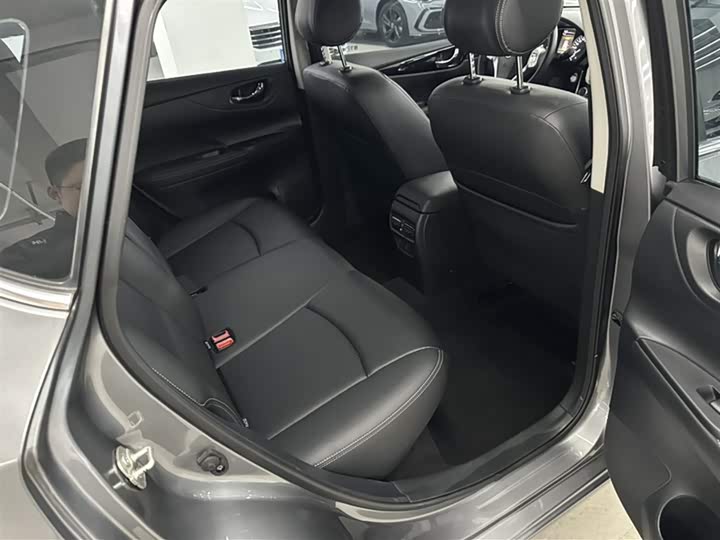 Фото 4 - Nissan Tiida