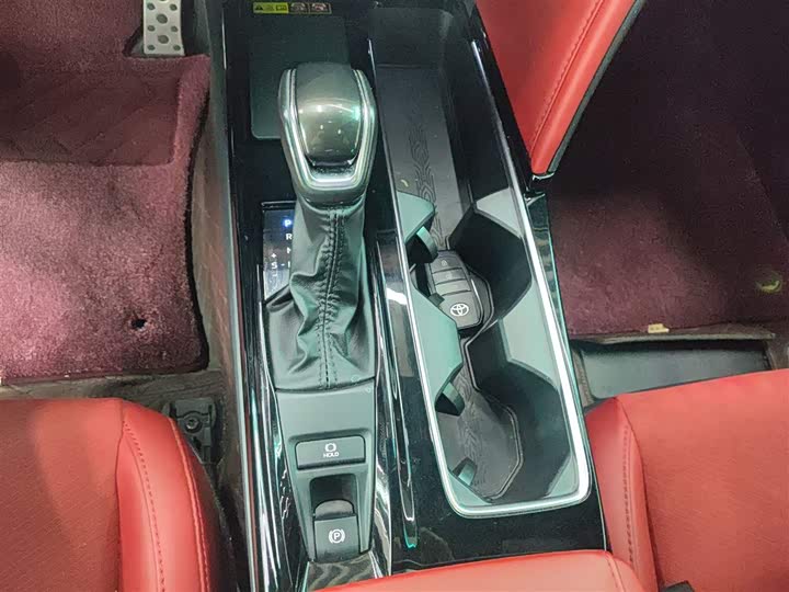 Фото 14 - Toyota Camry