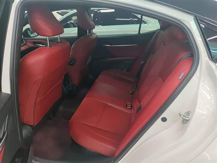 Фото 17 - Toyota Camry