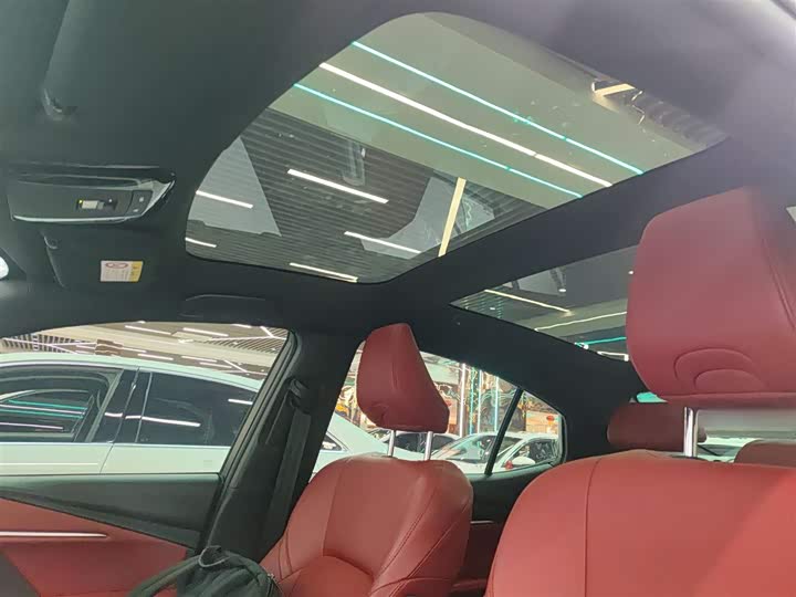 Фото 18 - Toyota Camry