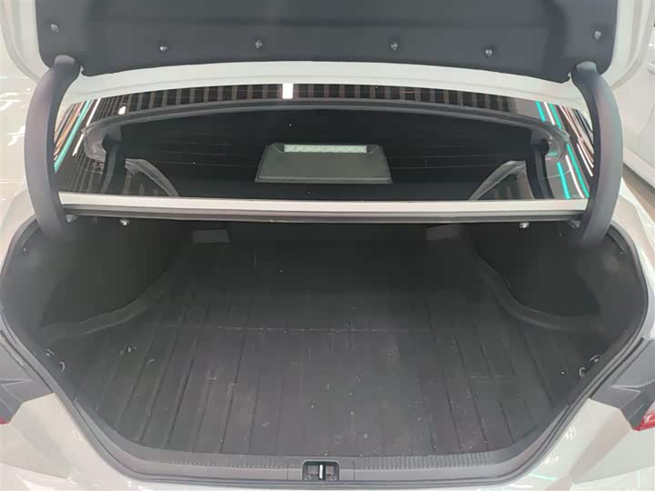 Фото 19 - Toyota Camry