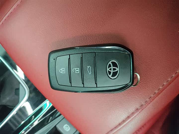 Фото 9 - Toyota Camry