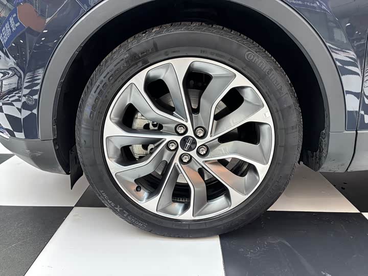 Фото 15 - Lincoln Nautilus