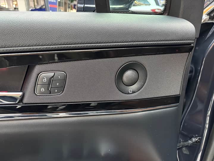 Фото 6 - Lincoln Nautilus