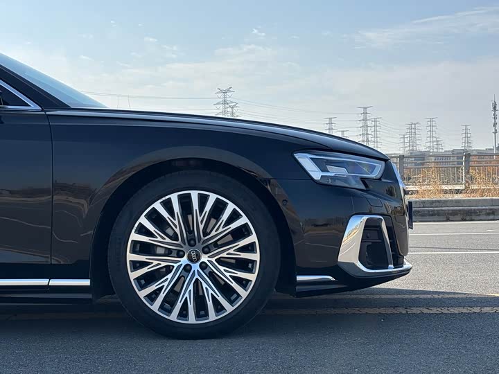 Фото 10 - Audi A8