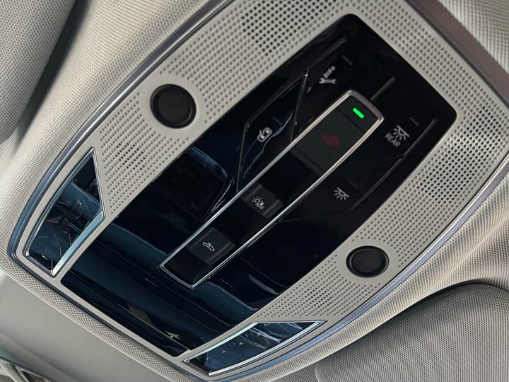 Фото 15 - Audi A8