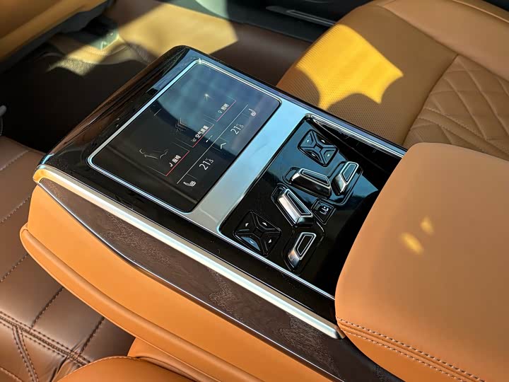 Фото 21 - Audi A8