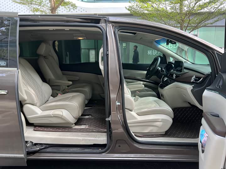 Фото 10 - Buick GL8 ES