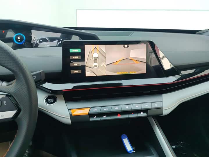 Фото 13 - Changan UNI-V Hybrid