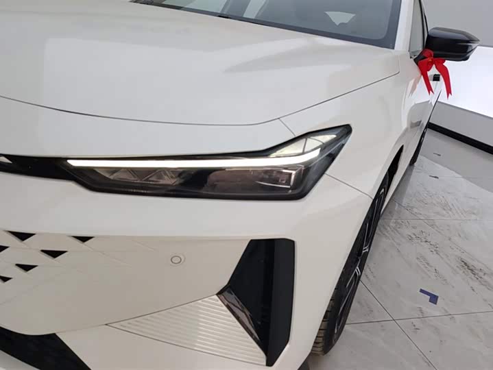 Фото 5 - Changan UNI-V Hybrid