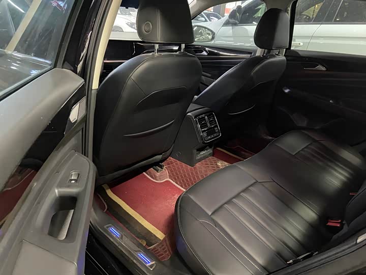 Фото 10 - Volkswagen Passat Hybrid