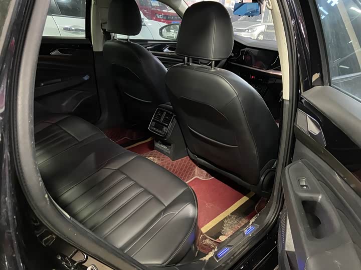 Фото 11 - Volkswagen Passat Hybrid