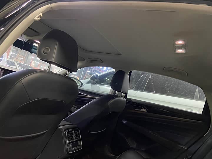 Фото 12 - Volkswagen Passat Hybrid