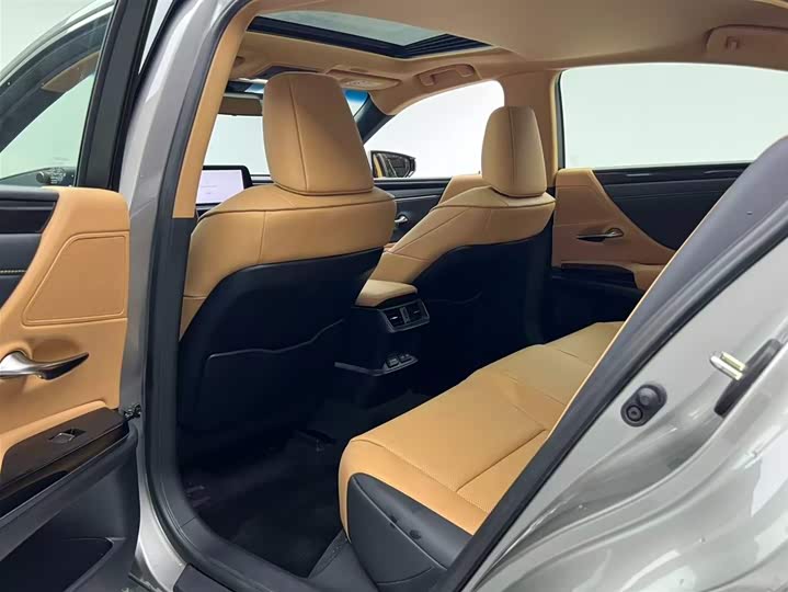 Фото 12 - Lexus ES