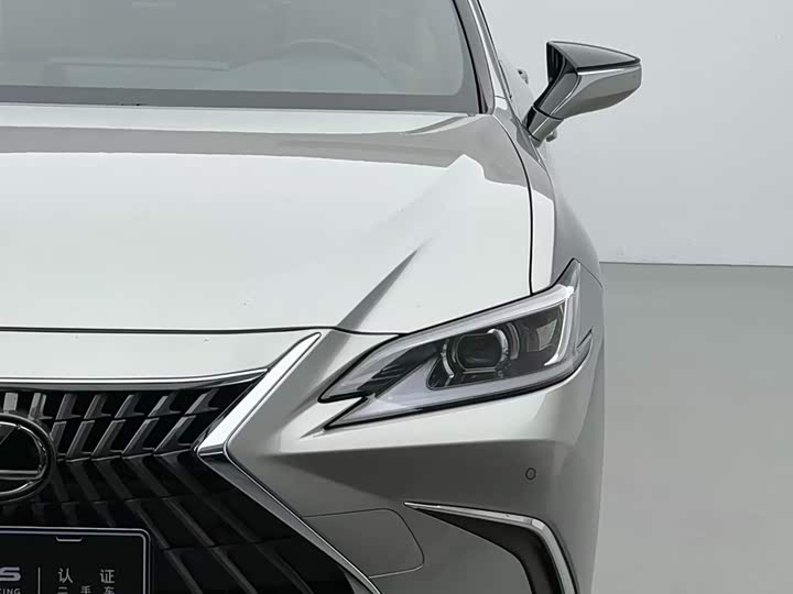 Фото 14 - Lexus ES