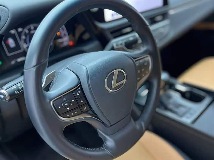 Фото 8 - Lexus ES