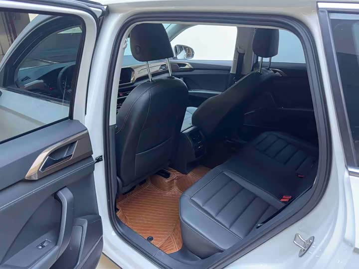 Фото 10 - Volkswagen Tharu