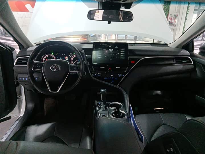 Фото 10 - Toyota Camry