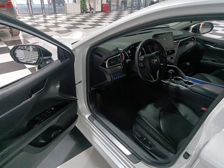 Фото 16 - Toyota Camry