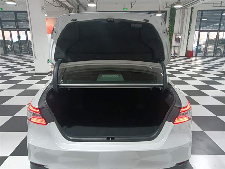 Фото 19 - Toyota Camry