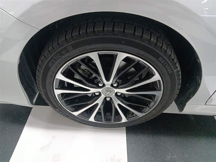 Фото 23 - Toyota Camry