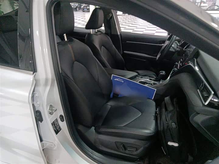 Фото 25 - Toyota Camry